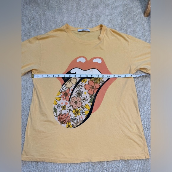 DAYDREAMER ROLLING STONES FLOWER TONGUE BOYFRIEND TEE SUNNY S - Picture 5 of 6